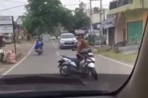 Viral Video Emak-Emak Ngobrol di Tengah Jalan Sambil Tuntun Motor
