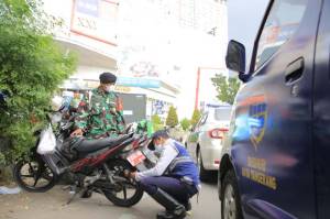 Tertibkan Parkir Liar, 139 Motor dan Mobil di Kota Tangerang Digembosi Petugas Dishub