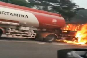 Truk Tangki BBM Terbakar di Tol Jagorawi