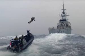 Angkatan Laut Inggris Uji Coba Pakaian Iron Man untuk Lawan Bajak Laut