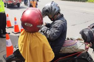 Nekat Mudik Naik Motor ke Brebes, Wanita Hamil 8 Bulan asal Tangerang Ini Dipaksa Putar Balik di Bekasi