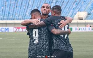 Kepoin Ritual Unik Trio Madura United Asal Brasil Sebelum Merumput
