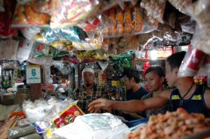 Mudik Dilarang, Belanja Lebaran di Pasar Bekasi Melonjak