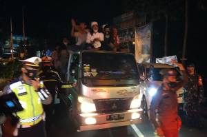 Razia Takbir Keliling,  Petugas Turunkan Bedug dan Warga di Simpang Gadog