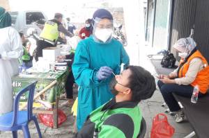 Pengendara Motor Test Antigen di Posko Penyekatan Bekasi, Dinkes: Tak Ada Hasil Reaktif