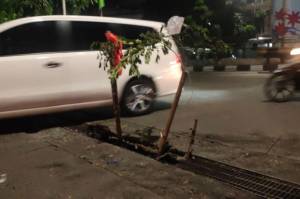 Rawan Kecelakaan, Drainase di Jalan Ki Hajar Dewantara Ditancapi Bambu dan Kayu