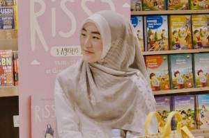 Simpel dan Menarik, Begini Padu Padan Gaya Hijab Larissa Chou