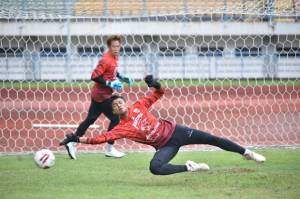 Persaingan Ketat di Bawah Mistar: Siapa Kiper Utama Persib Bandung di Liga 1 2021/2022?