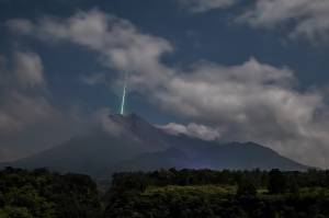 Lapan Ragu Ada Meteor Jatuh di Puncak Gunung Merapi