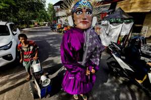 Pengamen Ondel-Ondel: Sunyi di Jakarta, Marak di Tepi Ibu Kota