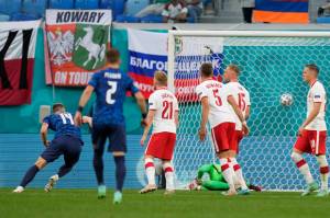 Gol Bunuh Diri dan Kartu Merah Warnai Duel Polandia vs Slovakia. Saksikan Kembali Pertandingannya di iNews Jumat Pukul 08.30 WIB