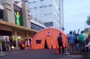 Pasien COVID-19 Menumpuk, RSUD Kota Bekasi Bikin Tenda Darurat di Halaman Parkir