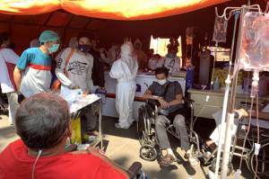 Pasien COVID-19 Membeludak, Puluhan Orang Terpaksa Dirawat di Tenda Darurat RSUD Kota Bekasi