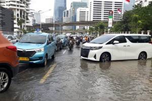 Menerjang Banjir Cukup Dalam Bisa Bikin Mobil Kena Water Hammer, Apa Itu?