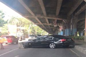 Keluyuran ketika PPKM Darurat, BMW Tabrak Separator Busway di Kelapa Gading