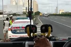 Viral, Oknum Polisi Terima Sesuatu dari Kernet Bus di Tol Wiyoto Wiyono Tanjung Priok