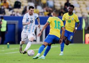 Argentina Angkat Trofi Copa America 2021 Setelah Kandaskan Brasil