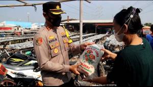 Salurkan Ratusan Paket Sembako, AKBP Putu Kholis Minta Masyarakat Patuhi Prokes