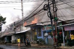 Bangunan Tempat Tinggal Terbakar, Petugas Kerahkan 4 Unit Mobil Pemadam