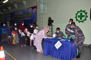 Antusiame Warga Tinggi, Serbuan Vaksin Maritim TNI AL Sasar Pulau Kelapa dan Pulau Harapan
