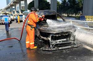 Mobil Terbakar di Tol Dalam Kota, Damkar Taksir Kerugian Capai Rp200 Juta