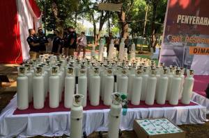 Polda Metro Jaya Serahkan 138 Tabung Oksigen kepada Pemprov DKI Jakarta