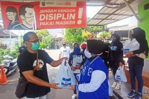 Peduli Warga Isoman, Anggota DPRD Depok Bagikan 500 Paket Sembako