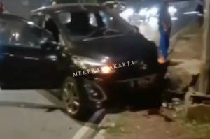 Mobil Mazda Rusak Parah Tabrak Tiang Penerangan Jalan di Antasari Jaksel