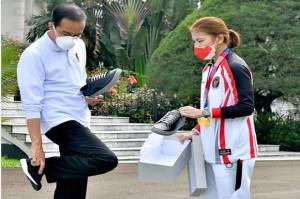 Momen saat Jokowi Beli Sepatu Sneakers Greysia Polii