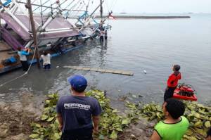 Kapal Nelayan Penangkap Ikan Teri Mengalami Kebocoran di Pulau Pari