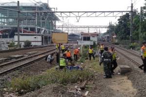 Pria Linglung Tewas Tabrakan Diri ke KRL Commuter Line di Stasiun Bekasi