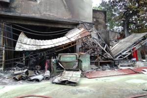 Bahan Kimia Tumpah ke Tungku Dupa, Toko Bangunan di Bekasi Terbakar