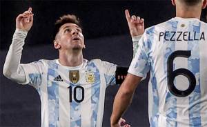 Tangis Lionel Messi Saat Pamerkan Trofi Copa America di Argentina