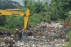 50 Ton Sampah Dibersihkan dan Diangkut dari Kali Busa Tambun Bekasi
