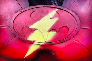 The Flash Coret Logo Batman di Foto Terbaru Film Garapan Andy Muschietti
