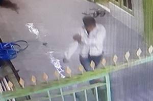 Pria Ini Terekam CCTV Masjid saat Mencuri Uang Rp40 Juta Milik Emak-emak