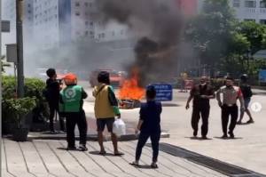Viral Motor Terbakar di Green Pramuka City, Warganet: Kok Malah Jadi Tontonan?