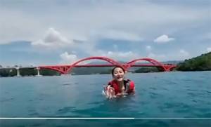 Dukung PON XX Papua 2021, Ayu Maulida Putri Berenang di Jembatan Merah Youtefa