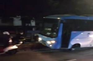 Bus Transjakarta Tabrak Pembatas Jalan di Ragunan