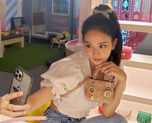 Tas-Tas Model Unik yang Dipakai Idol K-Pop, Ada yang Mirip Keranjang Pasar