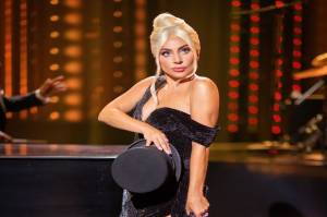Lady Gaga Tampil Memukau dengan Gaun Rancangan Adik Perempuannya
