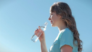Aman Saat Dikonsumsi, Cek Ini Sebelum Konsumsi Air Minum Dalam Kemasan