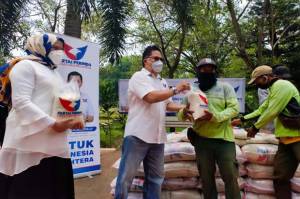 Peringati HUT Ke-7, Partai Perindo Bagikan Sembako untuk Penggali Makam di TPU Pondok Ranggon