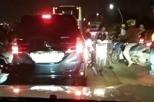 Viral, di Tengah Kemacetan Geng Motor Bersenjata Tajam Tawuran di Tanjung Priok