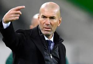 Hoaks! Diisukan Rekrut Zinedine Zidane, Man United Tidak Pernah Lakukan Kontak