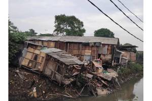 Antisipasi Banjir, Bekasi Mulai Tertibkan Bangunan Liar di Bantaran Sungai