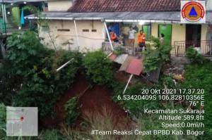 Luapan Air Gerus Tebing Setinggi 8 Meter, Rumah Warga di Bogor Terancam Ambruk