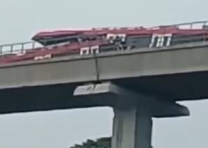 LRT Tabrakan di Cibubur, Petugas Damkar Turun ke Lokasi