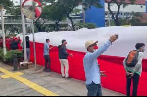 Heboh, Bendera Merah Putih Raksasa Dibentangkan di Museum Sumpah Pemuda