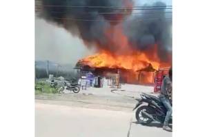 Jelang Siang, Rumah Makan Abah Cianjur di Bekasi Terbakar